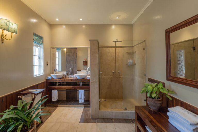 1758005143320giraffe-manor-2025-9121